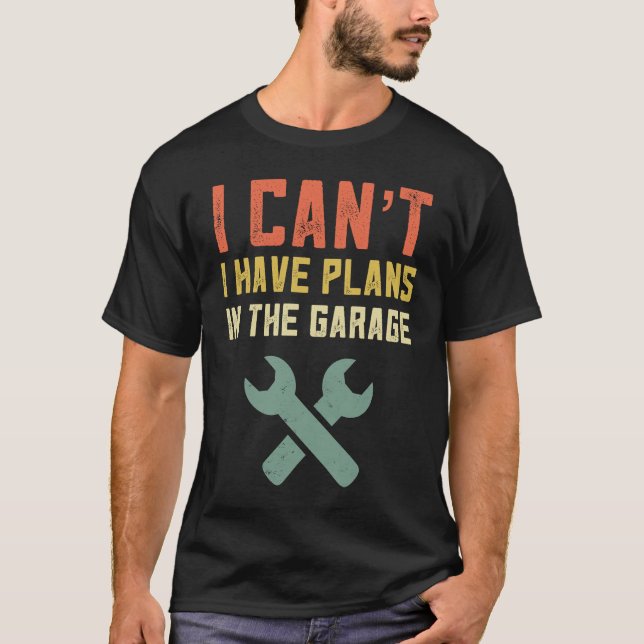 I Can't I Have Plans In The Garage Retro Mechanic T Shirt (Framsida)
