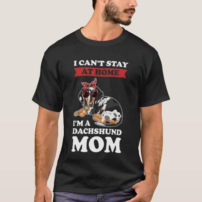 I can't stay at home I'm a dachshund mom wiener T Shirt (Framsida)