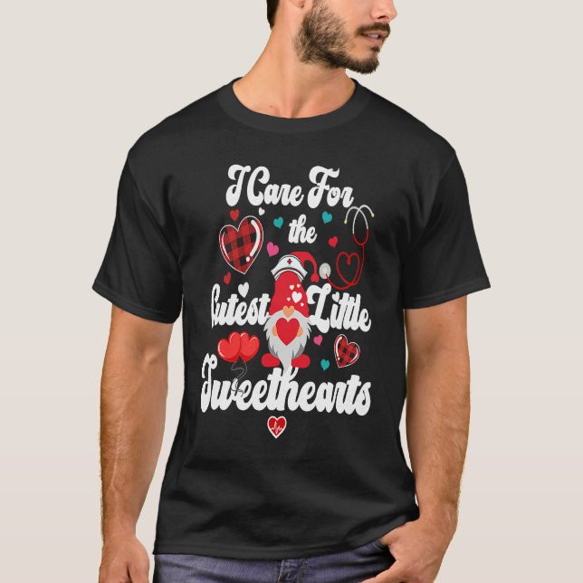 I Care For The Cutest Little Sweethearts Gnome Nur T Shirt (Framsida)