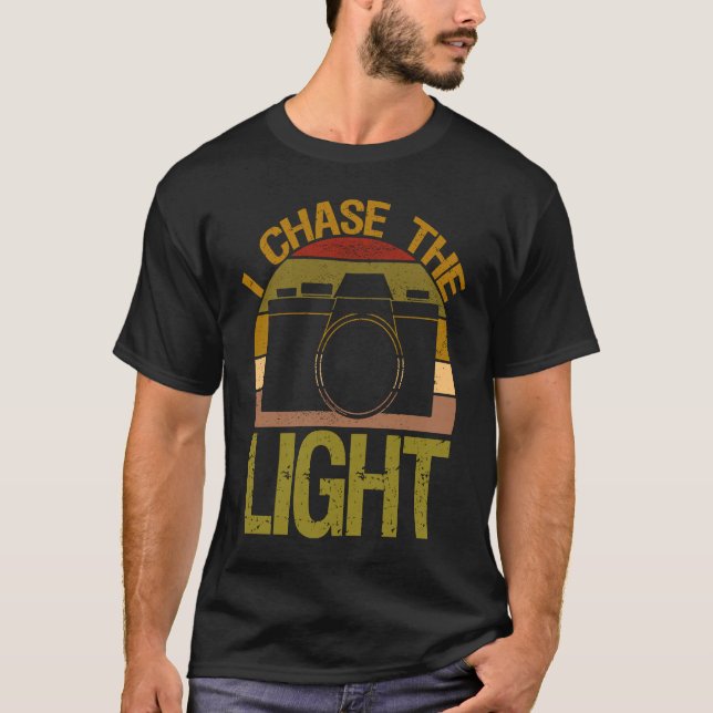 I Chase The Light Camera Aperture Focal Length T Shirt (Framsida)