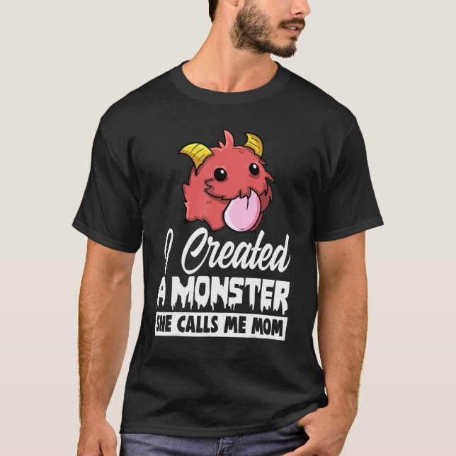 I Created A Monster She Call Me Mom  Men Little Mo T Shirt (Framsida)