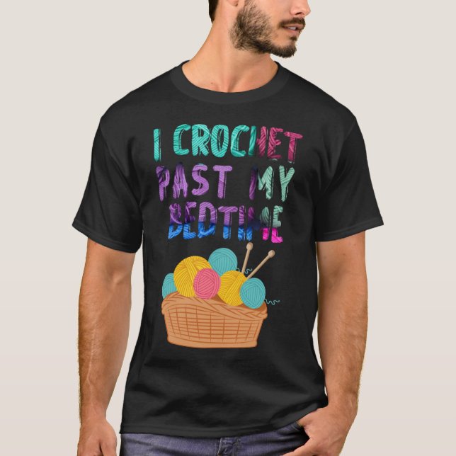 I Crochet Past My Bedtime Crocheting i crochet T Shirt (Framsida)