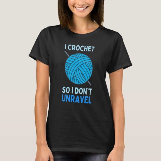 I Crochet So I Don't Unravel Crocheting Yarn Ball T Shirt (Framsida)