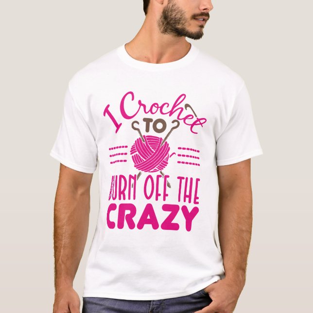 I Crochet till Burn av Crazy Funny Crocheter T Shirt (Framsida)
