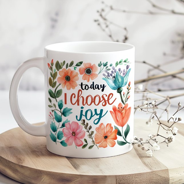 "I dag väljer jag Joy" Pastel Blommigt inspiration Kaffemugg ("Today I Choose Joy" Pastel Floral Inspiration Coffee Mug on a boho kitchen table with dry flowers)