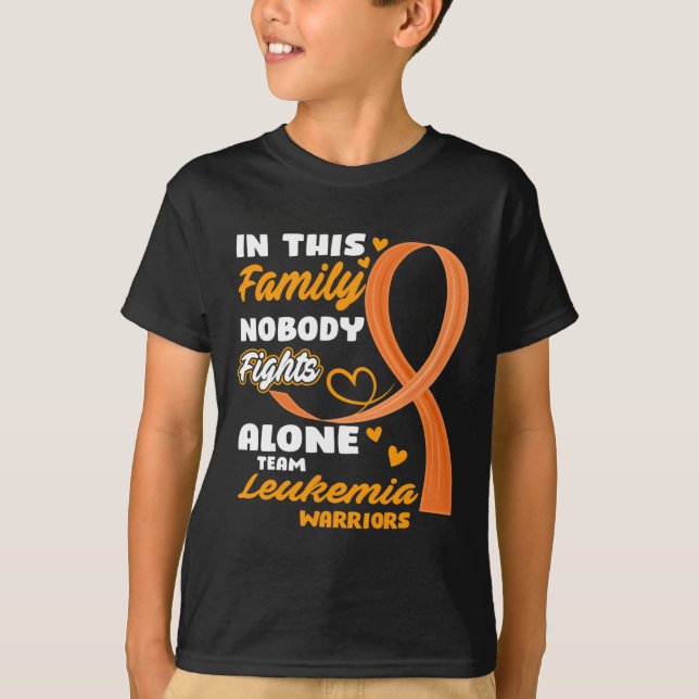 I den här familjen bekämpar ingen Ensam Team Leuke T Shirt (Framsida)