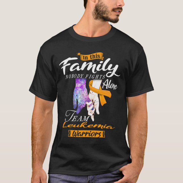 I den här familjen bekämpar ingen Ensam Team Leuke T Shirt (Framsida)