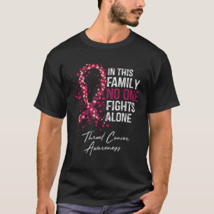 I den här familjen bekämpas Ensam med bröstcancer T Shirt