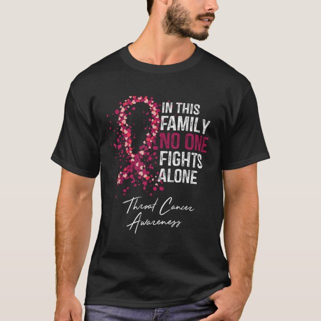 I den här familjen bekämpas Ensam med bröstcancer T Shirt (Framsida)