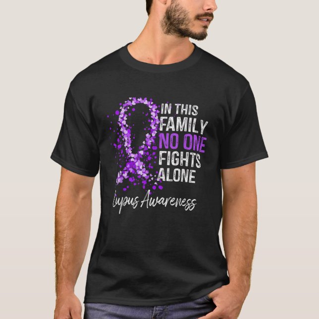 I den här familjen kämpar ingen för Ensamen Lupus  T Shirt (Framsida)