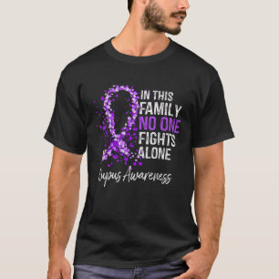 I den här familjen kämpar ingen för Ensamen Lupus T Shirt