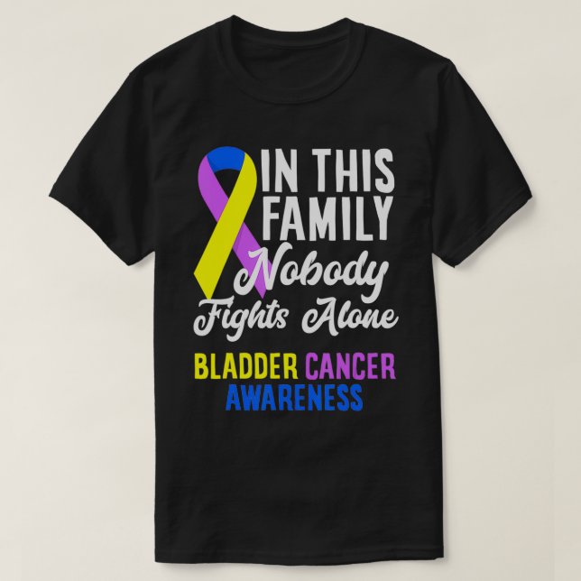 I den här familjen kämpar ingen mot Ensam Bladder  T Shirt (Design framsida)