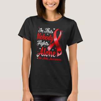 I den här familjen kämpar ingen mot Ensam Hiv Aids T Shirt