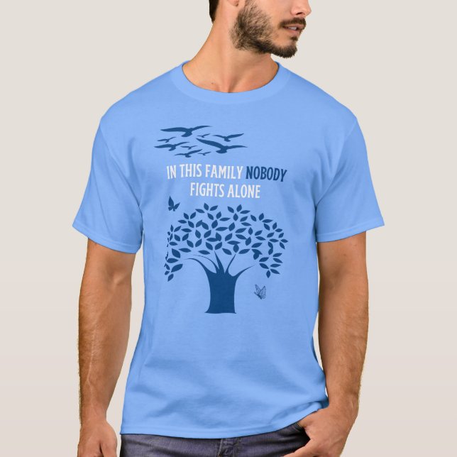 I den här familjen kämpar ingen mot Ensam T-Shirt (Framsida)