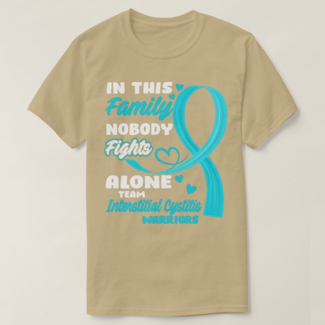 I den här familjen kämpar ingen mot Ensam Team Int T Shirt (Design framsida)