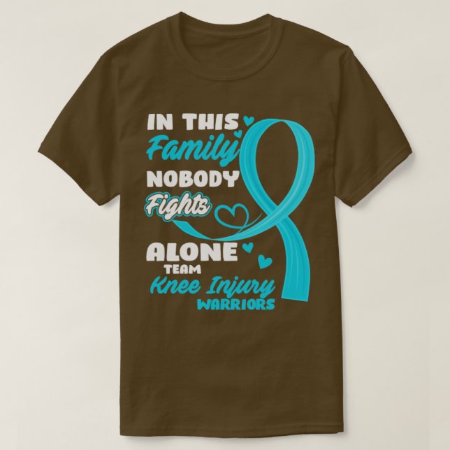 I den här familjen kämpar ingen mot Ensam Team Kne T Shirt (Design framsida)