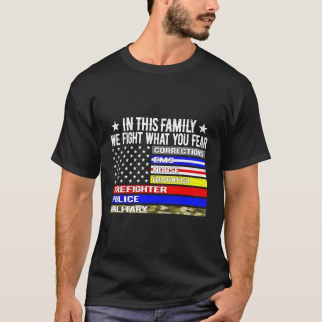I den här familjen kämpar vi mot att du är rädd fö t shirt (Framsida)