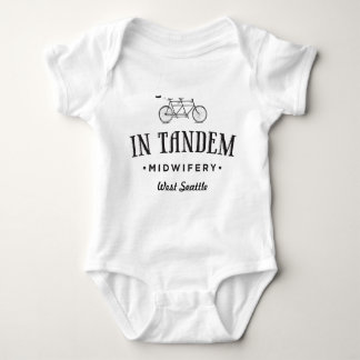 I den tandema förlossningskonstbabyen Onsie T-shirt