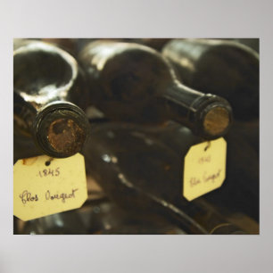I den underjordiska källaren i vin: ljuga flaskor poster