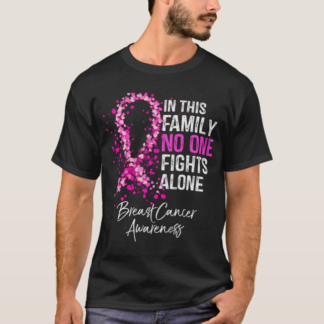 I denna familj bekämpar ingen Ensam bröstcancer A T Shirt (Framsida)