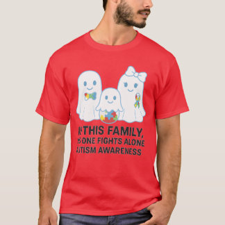 I DENNA FAMILJ KÄMPAR INGEN ENSAM - AUTISM MEDVETE T SHIRT
