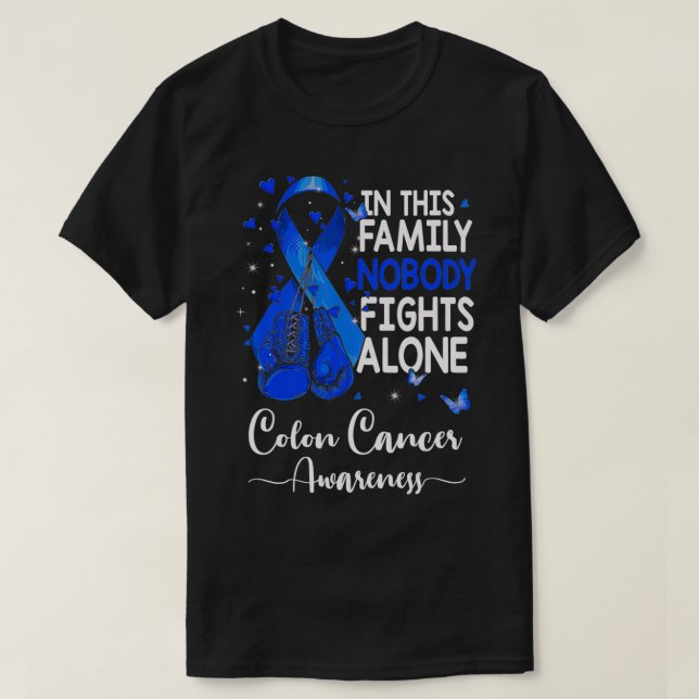 I denna familj kämpar ingen mot ensam Colon Cancer T Shirt (Design framsida)
