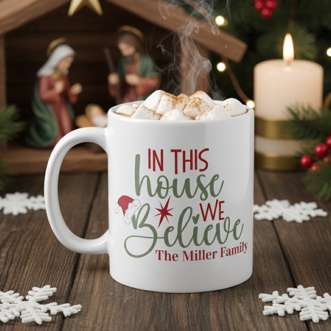 I denna kammare tror vi på jultomten i Anpassnings Kaffemugg (In This House We Believe Custom Santa Christmas Coffee Mug)