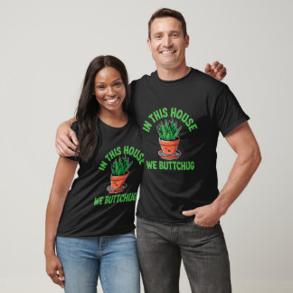 I Det Här Huset Bevattnar Vi Underifrån – Rolig Vä T Shirt