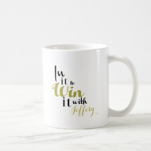 "I det som segrar det" den svart och guld- Kaffemugg