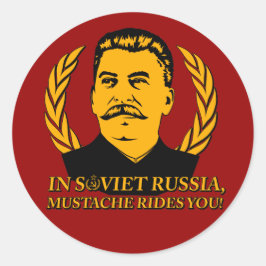 I det sovjetiska Ryssland rider Mustache dig! Runt Klistermärke