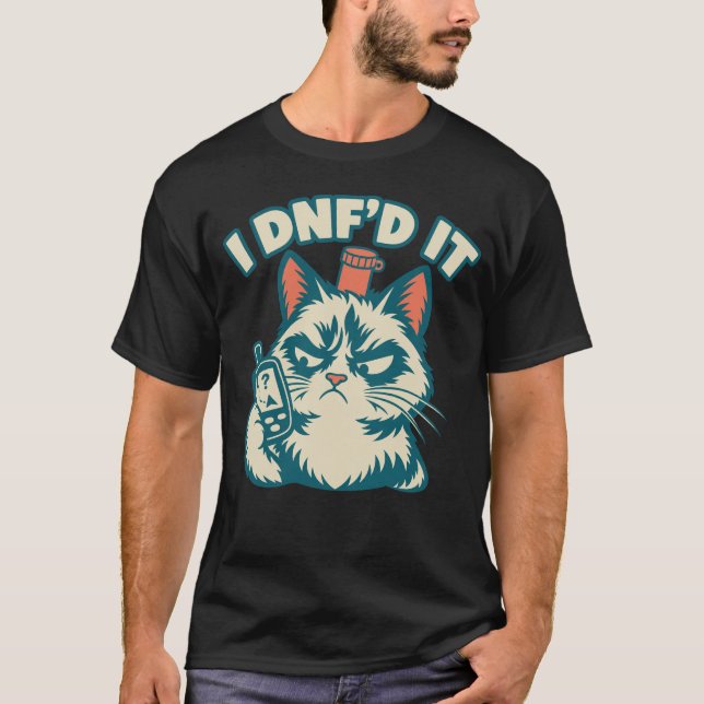 I DNF’d It Again – Grumpy feline Geocaching Humor T Shirt (Framsida)