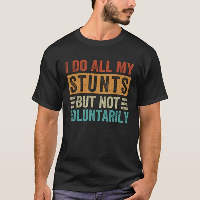 I Do All My Stunts But Not Voluntarily  Sarcastic  T Shirt (Framsida)