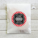 I Do BBQ Red Gingham Personligt bröllp Runt Klistermärke<br><div class="desc">Anpassningsbar "I Do"-BBBQ-klistermärken kan vara personlig med bruden och brudgummens första namn. Med texten från Rustic stil i svart med en röd och vit gingham i bakgrunden mönster som är perfekt för en avslappnad. sommarhändelse.</div>