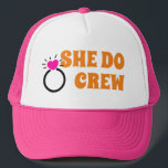 I Do Crew | She Do Crew Sängvätning Presentar Brud Keps<br><div class="desc">Retro sjuttiotals typografi tema brud-till-att-varda brudtärnor flickor design för cool bröllopsdusch,  sängvätning vår sommar fest. Med 'She Do Crew' meddelande,  rolig sängvätning brud fras design med rosa hjärta förlovning bröllopsring. Modern chic retro sängvätning flickor design.</div>