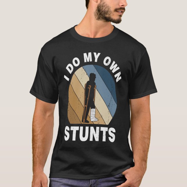 I Do My Own Stunts Broken Leg Recovery T Shirt (Framsida)