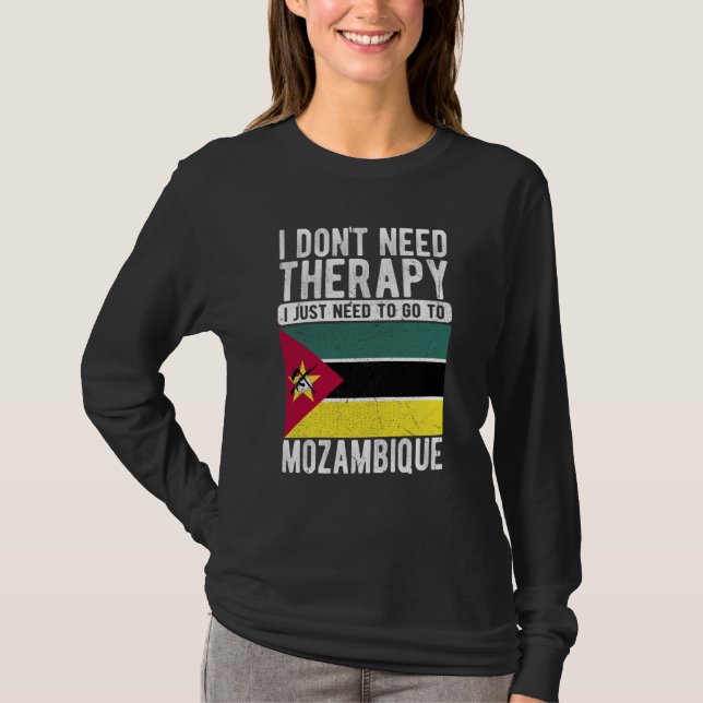 I don´t need Therapy I just need to go to Mozambiq T Shirt (Framsida)