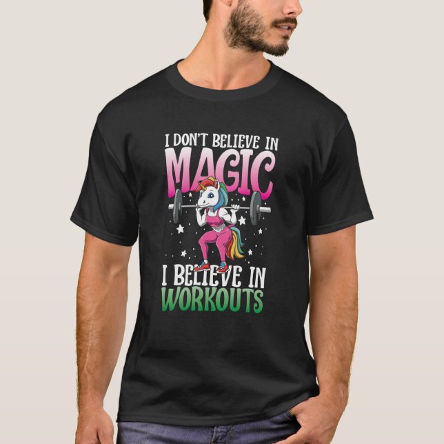 I Don't Believe In Magic I Believe In Workouts T Shirt (Framsida)