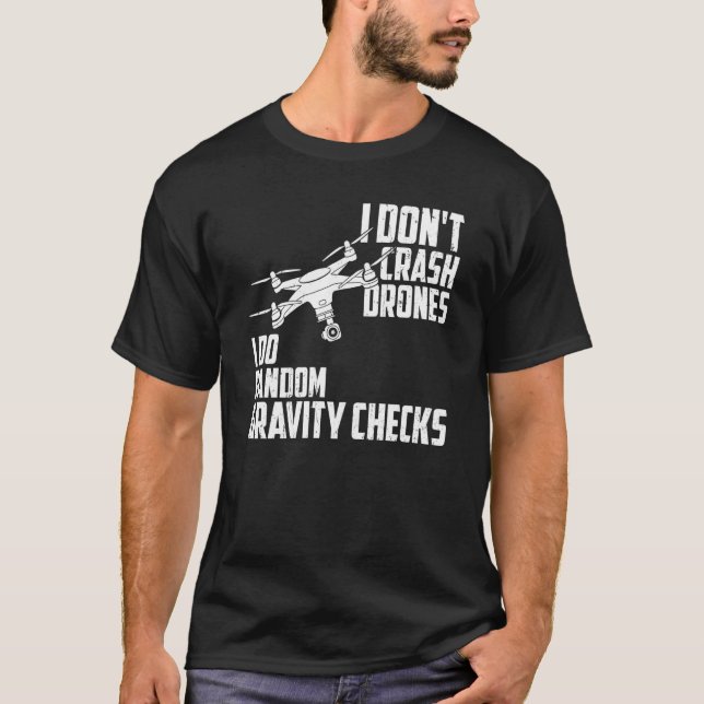 I Dont Crash Drones I Do Random Gravity Checks Qua T Shirt (Framsida)