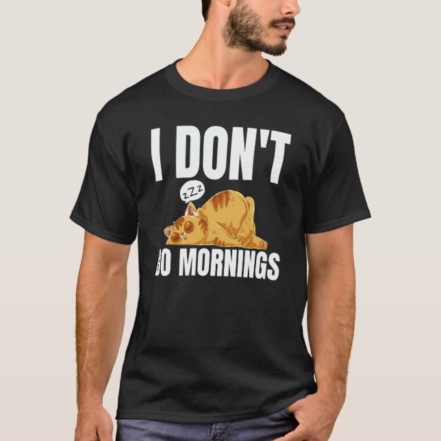 I Don't Do Mornings Saying Lazy Sleeping Cat T Shirt (Framsida)