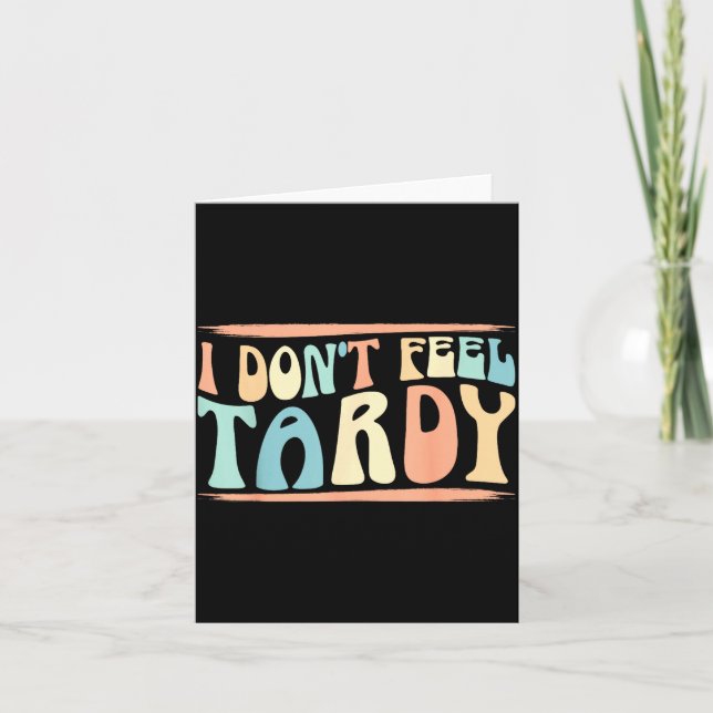 I Don't Feel Tardy Tardiness Funny Sayings Distres Kort (Framsida)