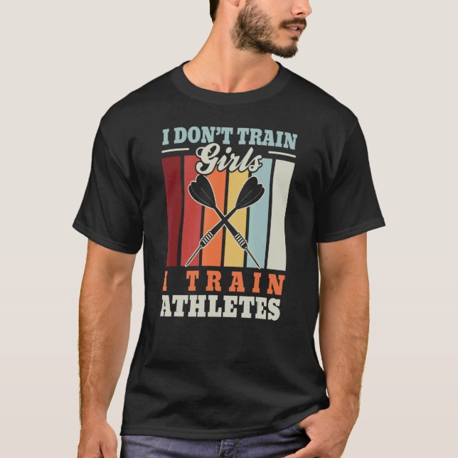 I don't train girls I train athletes  dart trainer T Shirt (Framsida)