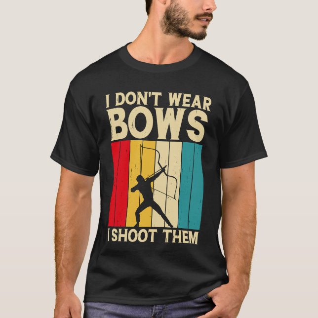 I Don't Wear Bows I Shoot Them T Shirt (Framsida)
