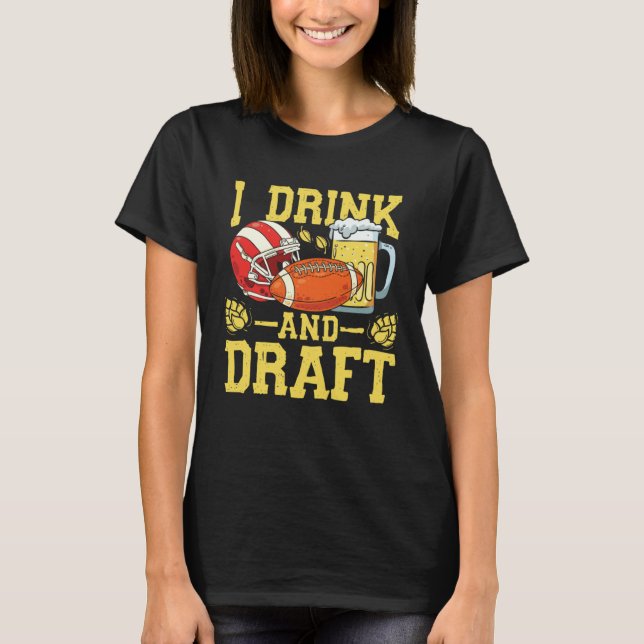 I drink and draft I football party team players T Shirt (Framsida)