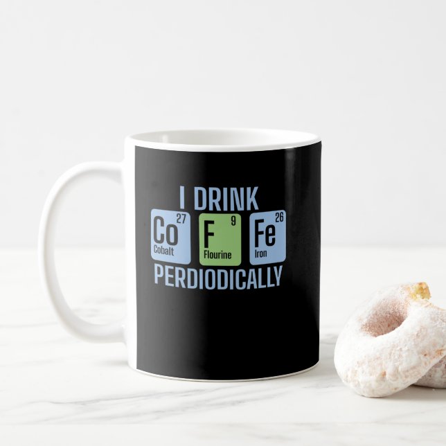 I Drink Coffee Periodically Chemie Periodensystem Kaffemugg (Med munk)
