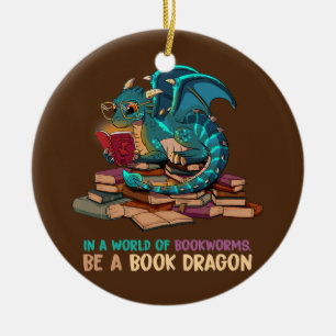 I en Fullt av bokmaskar är en Bok-drake Julgransprydnad Keramik