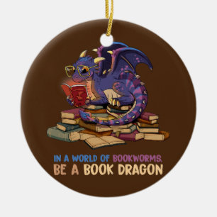 I en Fullt av bokmaskar är en Bok-drake Julgransprydnad Keramik