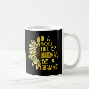 I en Fullt av mormor är det en Grammy-solros Kaffemugg