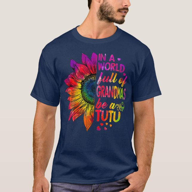 I en fullt av mormor är TuTu T Shirt (Framsida)