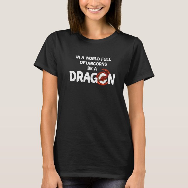 I en Fullt i världen är en drakon T Shirt (Framsida)