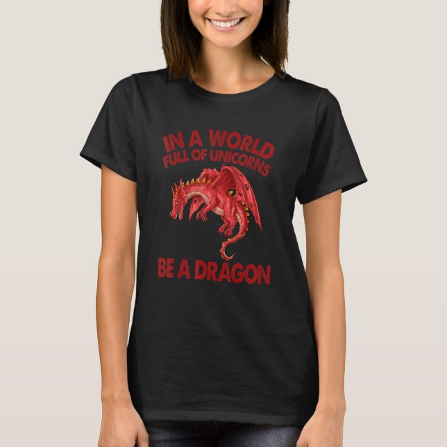 I en fullt i världshistorien är en dragon Red T Shirt (Framsida)